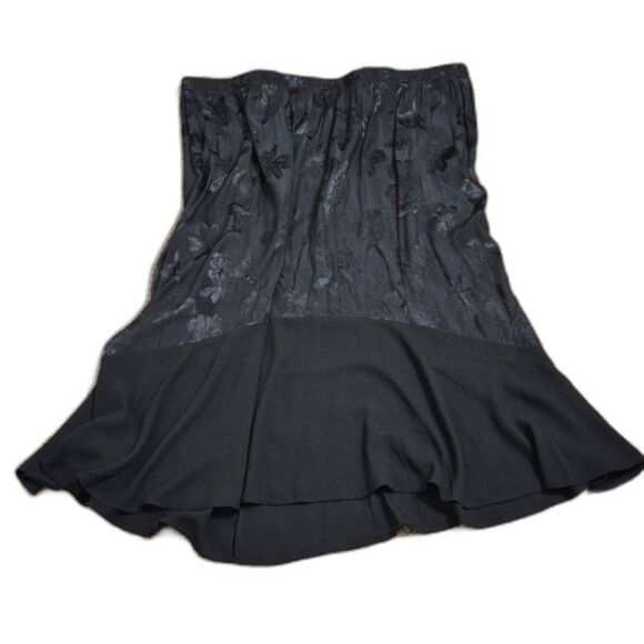 Added Dimensions for Catherines Black Floral Jacquard Skirt 4X Flowy NWT - Picture 2 of 8